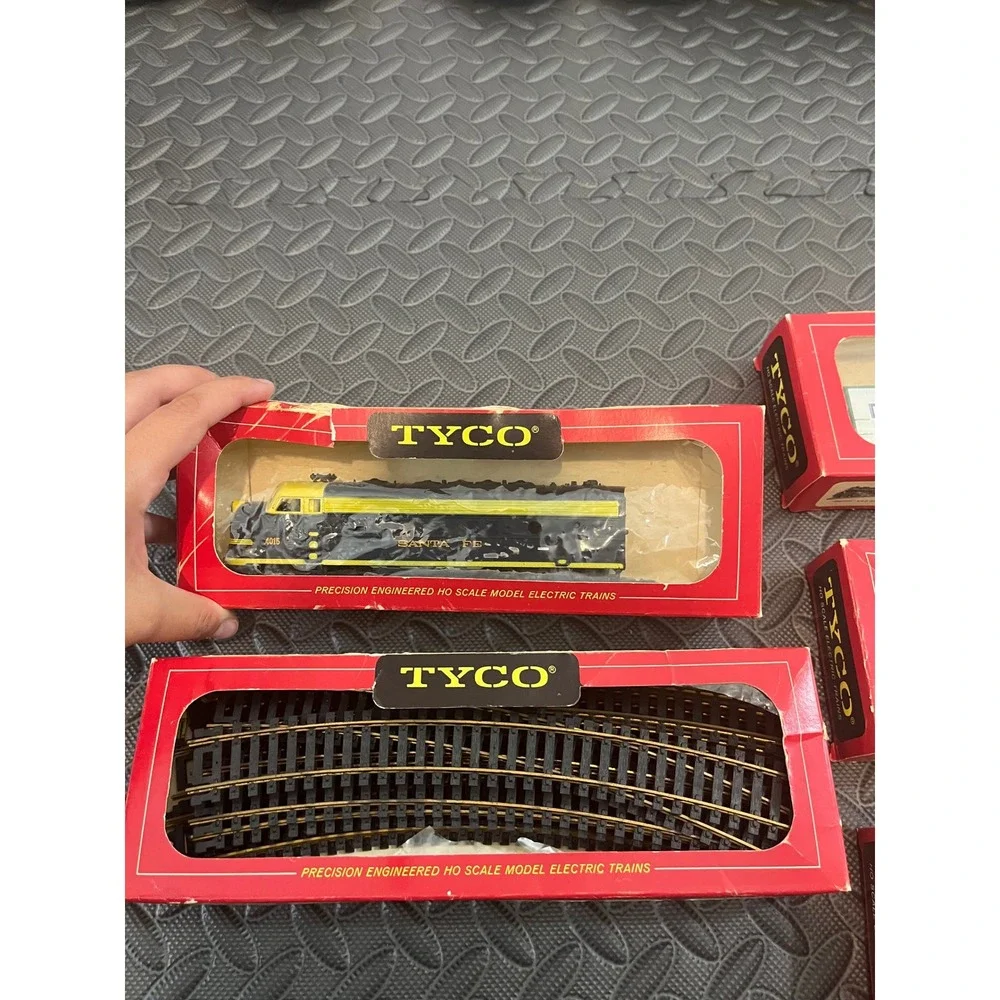 Partial Tyco HO Scale Model Train Set Part Scale Multicolor Vintage Santa Fe Lot